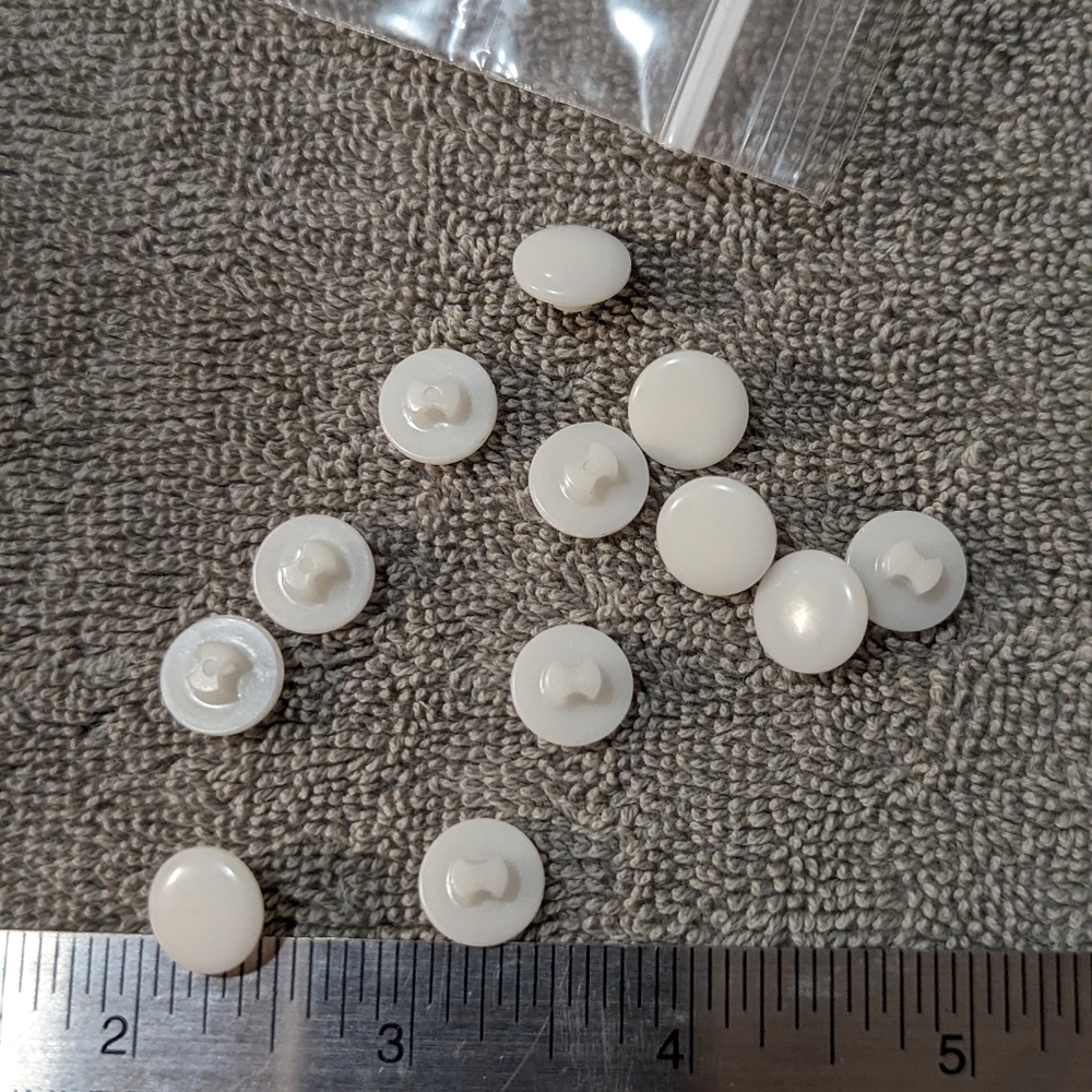 BUTTONS White Round 1 post to attach (12)